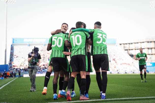 SassuoloÕs Andrea Pinamonti celebrates with SassuoloÕs Domenico Berardi after scoring the 2-1 goal for his team during the Serie A soccer match between Sassuolo and Cagliari at the Mapei Stadium Cittˆ del Tricolore in Reggio Emilia, north Italy - Saturday, April 4, 2026 - - Soccer -  Copyright: xMassimoxPaolone LaPressex