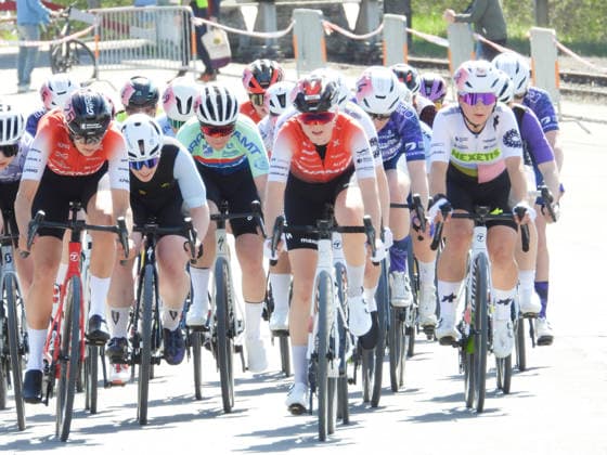 04.04..2026 Affoltern am Albis Schweiz. GP Osterhas .Internationales Radrennen Damenrennen. Bild ,links .Alessandra Keller SUI Team Thoemus-Maxon, rehts Mara Winter SUI Team NEXETIS Aktion