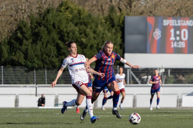 Switzerland: AXA Women s Super League: FC Basel vs Servette FC ChÃªnois FÃ minin, Leichtathletikstadion, Basel: Anna Krog (23 FC Basel) und Ana Jelencic (18 Servette FC ChÃªnois) Copyright: xMelinaxFeldges xSteinsiek.chx