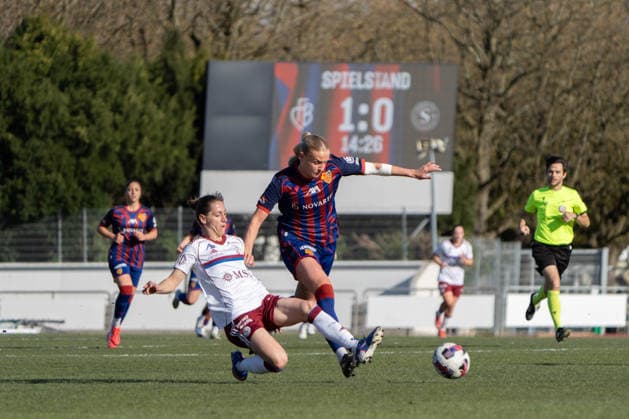 Switzerland: AXA Women s Super League: FC Basel vs Servette FC ChÃªnois FÃ minin, Leichtathletikstadion, Basel: Anna Krog (23 FC Basel) und Ana Jelencic (18 Servette FC ChÃªnois) Copyright: xMelinaxFeldges xSteinsiek.chx
