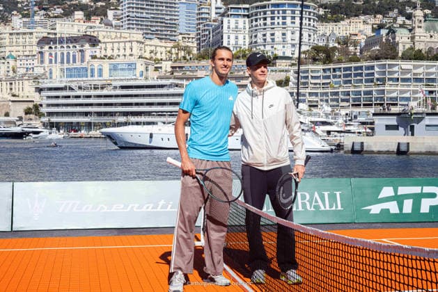 La 119Âª edizione del Rolex Monte-Carlo Masters e stata ufficialmente inaugurata nel cuore del Principato di Monaco. Il numero 2 del mondo Jannik Sinner e il numero 4 Alexander Zverev hanno deliziato gli spettatori con una mini-esibizione di tennis sul lungomare, di fronte allo Yacht Club de Monaco Sabato 4 aprile 2026  Copyright: xArthurxGustin LaPressex