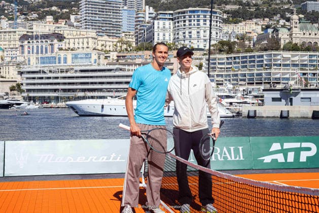 La 119Âª edizione del Rolex Monte-Carlo Masters e stata ufficialmente inaugurata nel cuore del Principato di Monaco. Il numero 2 del mondo Jannik Sinner e il numero 4 Alexander Zverev hanno deliziato gli spettatori con una mini-esibizione di tennis sul lungomare, di fronte allo Yacht Club de Monaco Sabato 4 aprile 2026  Copyright: xArthurxGustin LaPressex