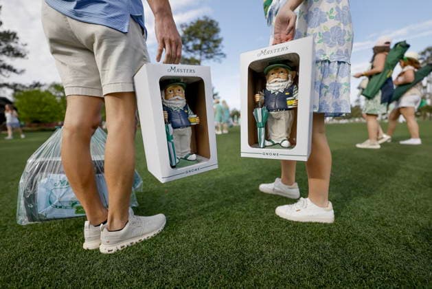 2026 Augusta National Women s Amateur golf tournament - Round 3 Falkner (L) and Chandler (R) Hain tote their Masters gnomes on the course after spending about 1.500 US dollars at the shop during the final round of the 2026 Augusta National Women s Amateur golf tournament at the Augusta National Golf Club in Augusta, Georgia, USA, 04 April 2026. AUGUSTA GEORGIA United States  Copyright: xERIKxS.xLESSERx