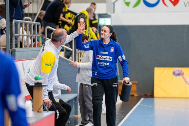 HSG Blomberg-Lippe (GER) vs. Borussia Dortmund (GER), Handball, 1. Handball Bundesliga Frauen, 22. Spieltag, 4.4.2026, Saision 2025 2026, Blomberg Nicole Roth (HSG Blomberg-Lippe, 61) vor dem Spiel mit Henk Groener (Borussia Dortmund, Trainer) Blomberg Sporthalle an der Ulmenallee Deutschland