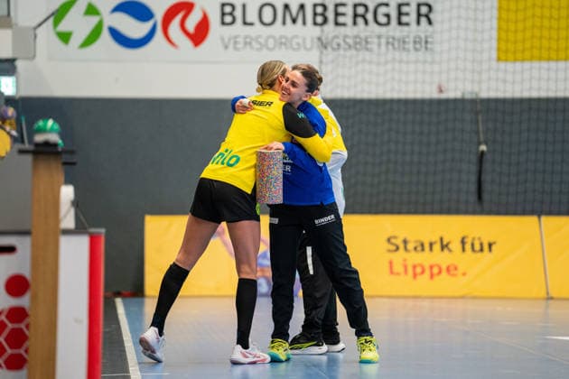 HSG Blomberg-Lippe (GER) vs. Borussia Dortmund (GER), Handball, 1. Handball Bundesliga Frauen, 22. Spieltag, 4.4.2026, Saision 2025 2026, Blomberg Ona Vegue (HSG Blomberg-Lippe, 14) umarmt Dana Bleckmann (Borussia Dortmund, 66) vor dem Spiel Blomberg Sporthalle an der Ulmenallee Deutschland
