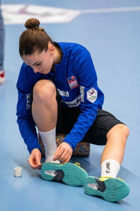 HSG Blomberg-Lippe (GER) vs. Borussia Dortmund (GER), Handball, 1. Handball Bundesliga Frauen, 22. Spieltag, 4.4.2026, Saision 2025 2026, Blomberg Ona Vegue (HSG Blomberg-Lippe, 14) tapet ihre Schuhe Blomberg Sporthalle an der Ulmenallee Deutschland
