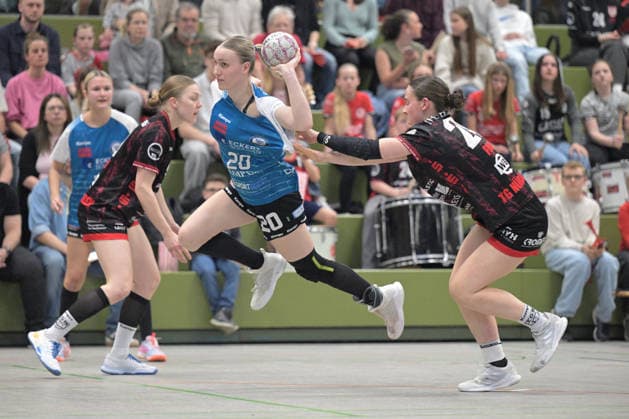 Julika Birnkammer (ESV 1927 Regensburg, 20) am mit Ball gegen Lisa Fuchs (TG Nuertingen, 24) und Ronja Buehler (TG Nuertingen, 09) TG Nuertingen vs. ESV 1927 Regensburg, Alsco Handball 2.Bundesliga Frauen, 23.Ligaspieltag, Saison 2025 2026, 04.04.2026 TG Nuertingen vs. ESV 1927 Regensburg, Alsco Handball 2.Bundesliga Frauen, 23.Ligaspieltag, Saison 2025 2026, 04.04.2026 Nuertingen Copyright: xEibner-Pressefotox TobiasxBaurx EP_TBR