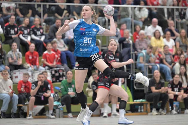 Julika Birnkammer (ESV 1927 Regensburg, 20) beim Wurf Tor TG Nuertingen vs. ESV 1927 Regensburg, Alsco Handball 2.Bundesliga Frauen, 23.Ligaspieltag, Saison 2025 2026, 04.04.2026 TG Nuertingen vs. ESV 1927 Regensburg, Alsco Handball 2.Bundesliga Frauen, 23.Ligaspieltag, Saison 2025 2026, 04.04.2026 Nuertingen Copyright: xEibner-Pressefotox TobiasxBaurx EP_TBR