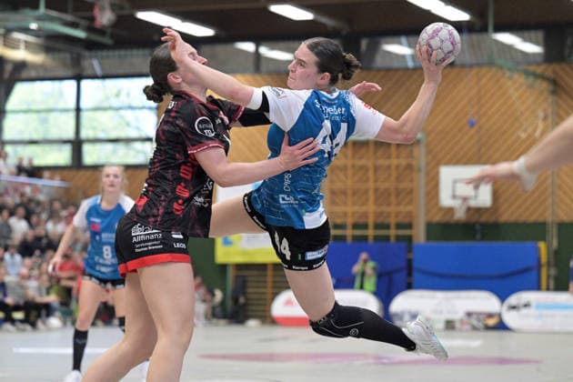 Melina Hahn (ESV 1927 Regensburg, 44) beim Wurf Tor gegen Lisa Fuchs (TG Nuertingen, 24) TG Nuertingen vs. ESV 1927 Regensburg, Alsco Handball 2.Bundesliga Frauen, 23.Ligaspieltag, Saison 2025 2026, 04.04.2026 TG Nuertingen vs. ESV 1927 Regensburg, Alsco Handball 2.Bundesliga Frauen, 23.Ligaspieltag, Saison 2025 2026, 04.04.2026 Nuertingen Copyright: xEibner-Pressefotox TobiasxBaurx EP_TBR
