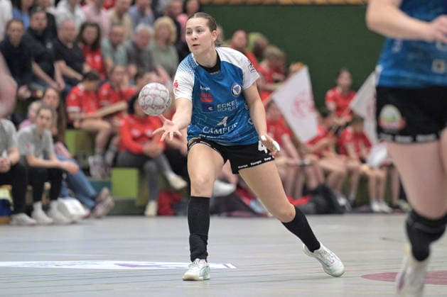 Theresa Lettl (ESV 1927 Regensburg, 04) am mit Ball TG Nuertingen vs. ESV 1927 Regensburg, Alsco Handball 2.Bundesliga Frauen, 23.Ligaspieltag, Saison 2025 2026, 04.04.2026 TG Nuertingen vs. ESV 1927 Regensburg, Alsco Handball 2.Bundesliga Frauen, 23.Ligaspieltag, Saison 2025 2026, 04.04.2026 Nuertingen Copyright: xEibner-Pressefotox TobiasxBaurx EP_TBR