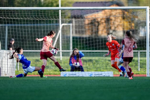 Schweiz: AXA Women s Super League 2025 26, FC Luzern vs BSC YB Frauen - Hubelmatt, Luzern: Tor von Malaurie Granges (13 YB Frauen) gegen Laura Schneider (45 FCL) Copyright: xKjetilxWaberx