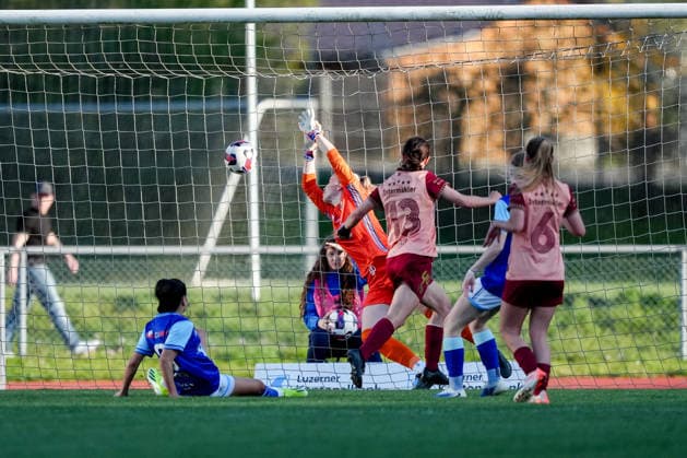 Schweiz: AXA Women s Super League 2025 26, FC Luzern vs BSC YB Frauen - Hubelmatt, Luzern: Tor von Malaurie Granges (13 YB Frauen) gegen Laura Schneider (45 FCL) Copyright: xKjetilxWaberx