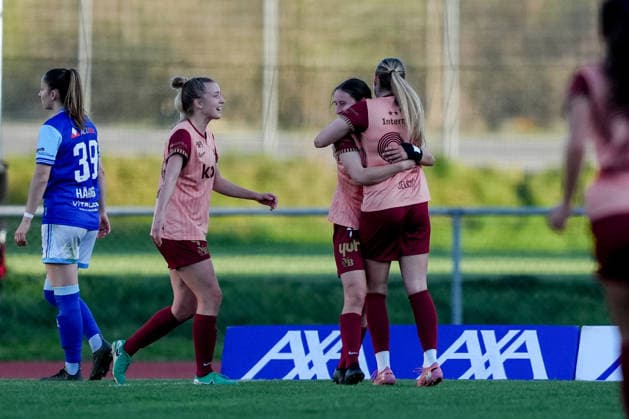 Schweiz: AXA Women s Super League 2025 26, FC Luzern vs BSC YB Frauen - Hubelmatt, Luzern: Malaurie Granges (13 YB Frauen) jubelt nach ihrem Tor mit Athena Marie Kuehn (12 YB Frauen) und Maja Jelcic (99 YB Frauen) Copyright: xKjetilxWaberx