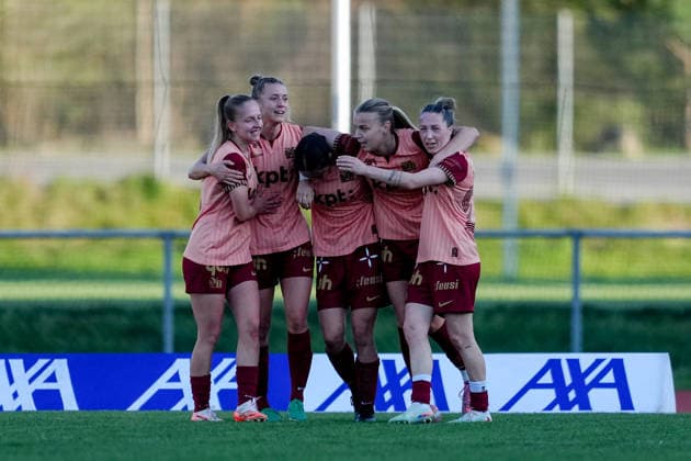 Schweiz: AXA Women s Super League 2025 26, FC Luzern vs BSC YB Frauen - Hubelmatt, Luzern: Malaurie Granges (13 YB Frauen) jubelt nach ihrem Tor mit dem Team Luzern Hubelmatt Luzern Schweiz Copyright: xKjetilxWaberx