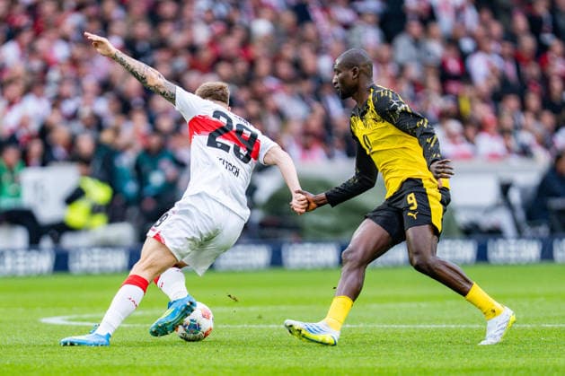04.04.2026, VfB Stuttgart vs. Borussia Dortmund, 1. Bundesliga, 28. Spieltag Finn Jeltsch (VfB Stuttgart, 29) Serhou Guirassy (Borussia Dortmund, 9) Wichtiger Hinweis: Gemaess den Vorgaben der DFL Deutsche Fussball Liga bzw. des DFB Deutscher Fussball-Bund ist es untersagt, in dem Stadion und oder vom Spiel angefertigte Fotoaufnahmen in Form von Sequenzbildern und oder videoaehnlichen Fotostrecken zu verwerten *** 04 04 2026, VfB Stuttgart vs Borussia Dortmund, 1 Bundesliga, 28 Matchday Finn Jeltsch VfB Stuttgart, 29 Serhou Guirassy Borussia Dortmund, 9 Important note According to the regulations of the DFL German Football League and the DFB German Football Association, it is prohibited to use photographs taken in the stadium and or of the match in the form of sequential images and or video-like photo series Copyright: xBahhoxKarax