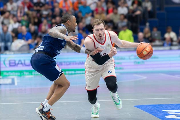 Charles Callison (MBC, 23), Andreas Obst (FCBB, 13), Syntainics MBC vs. FC Bayern Muenchen Basketball, Basketball, 1. Bundesliga, Maenner, 28. Spieltag, Saison 2025 26, 04.04.2026. Weißenfels Stadthalle Sachsen-Anhalt Deutschland