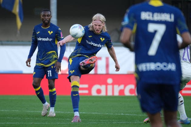 Andrias Edmundsson of Hellas Verona FC during the soccer match between Hellas Verona FC and ACF Fiorentina, MD31 of Serie A Enilive Italian soccer championship 2025 2026 at Marcantonio Bentegodi Stadium on April 4, 2026, Verona, Italy.  Copyright: xRobertoxTommasini IPAxSportx xipa-agency.netx xx IPA_73753242 IPA_Agency_IPA73753242