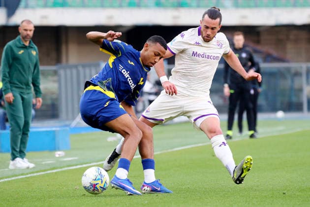 Fiorentina™s Jack Harrison Verona™s Rafik Belghali during the Serie A soccer match between Hellas Verona and Fiorentina at the Bentegodi Stadium in Verona, north west Italy - Saturday , April 4 , 2026. - Soccer .  Copyright: xPaolaxGarbuio Lapressex