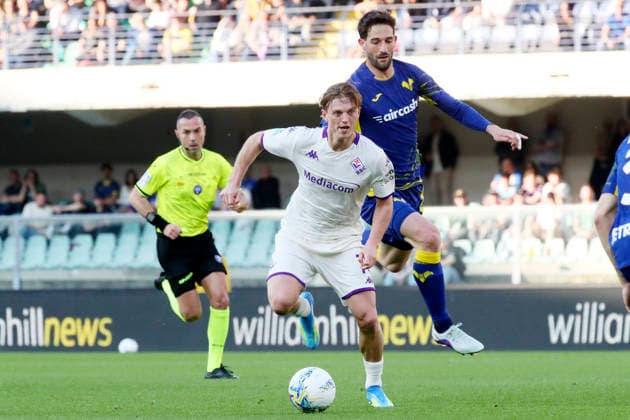 Fiorentina™s Albert Gudmundsson Verona™s Roberto Gagliardini during the Serie A soccer match between Hellas Verona and Fiorentina at the Bentegodi Stadium in Verona, north west Italy - Saturday , April 4 , 2026. - Soccer .  Copyright: xPaolaxGarbuio Lapressex