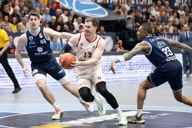 EasyCredit Basketball Bundesliga - 2025 2026 - Syntainics MBC vs.FC Bayern München Basketball Weissenfels, Deutschland 04.April 2026: Im Bild:v.li.Jure Planinic (Weissenfels), Andreas Obst (Muenchen) und Charles Callison (Weissenfels) Weissenfels Stadthalle Weissenfels Sachsen-Anhalt Deutschland