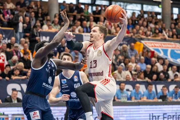 EasyCredit Basketball Bundesliga - 2025 2026 - Syntainics MBC vs.FC Bayern München Basketball Weissenfels, Deutschland 04.April 2026: Im Bild:v.li.Khyri Thomas (Weissenfels), Jure Planinic (Weissenfels) und Andreas Obst (Muenchen) Weissenfels Stadthalle Weissenfels Sachsen-Anhalt Deutschland