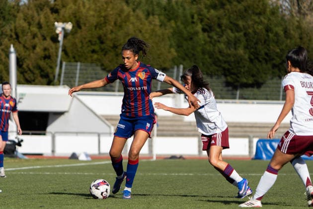 Switzerland: AXA Women s Super League: FC Basel vs Servette FC ChÃªnois FÃ minin, Leichtathletikstadion, Basel: Coumba Louisa Sow (18 FC Basel) und Cristina Libran (Cristina Libran) (14 Servette FC ChÃªnois) Copyright: xMelinaxFeldges xSteinsiek.chx