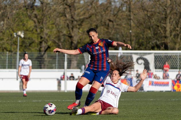Switzerland: AXA Women s Super League: FC Basel vs Servette FC ChÃªnois FÃ minin, Leichtathletikstadion, Basel: Una Rankic (31 FC Basel) und Amina Muratovic (23 Servette FC ChÃªnois) Copyright: xMelinaxFeldges xSteinsiek.chx