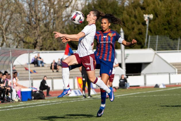 Switzerland: AXA Women s Super League: FC Basel vs Servette FC ChÃªnois FÃ minin, Leichtathletikstadion, Basel: Ana Jelencic (18 Servette FC ChÃªnois) und Coumba Louisa Sow (18 FC Basel) Copyright: xMelinaxFeldges xSteinsiek.chx