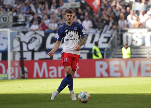 Luka Vuskovic (HSV) Fussball, Herren, Saison 2025 2026,1.Liga, Volksparkstadion, Hamburger SV gegen FC Augsburg, 1-1 DFL REGULATIONS PROHIBIT ANY USE OF PHOTOGRAPHS AS IMAGE SEQUENCES AND OR QUASI-VIDEO. *** Luka Vuskovic HSV Fussball, Herren, Saison 2025 2026,1 Liga, Volksparkstadion, Hamburger SV vs FC Augsburg, 1 1 DFL REGULATIONS PROHIBIT ANY USE OF PHOTOGRAPHS AS IMAGE SEQUENCES AND OR QUASI VIDEO