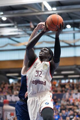 Kresimir Nikic (MBC. 9), Wenyen Gabriel (FCBB, 32), Syntainics MBC vs. FC Bayern Muenchen Basketball, Basketball, 1. Bundesliga, Maenner, 28. Spieltag, Saison 2025 26, 04.04.2026. Weißenfels Stadthalle Sachsen-Anhalt Deutschland