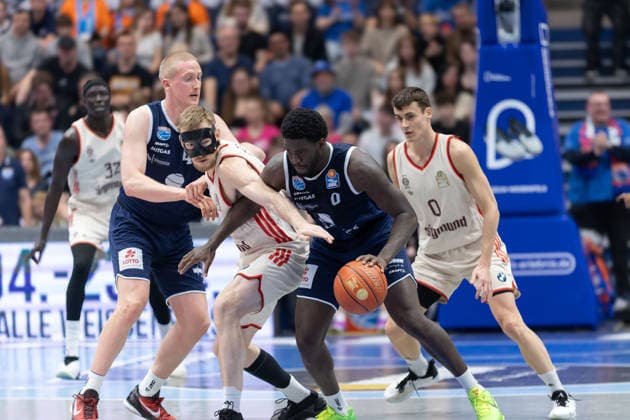 Collin Welp (MBC, 40), Niels Giffey (FCBB, 5), Khyri Thomas (MBC, 0), Nenad Dimitrijevic (FCBB, 0), Syntainics MBC vs. FC Bayern Muenchen Basketball, Basketball, 1. Bundesliga, Maenner, 28. Spieltag, Saison 2025 26, 04.04.2026. Weißenfels Stadthalle Sachsen-Anhalt Deutschland