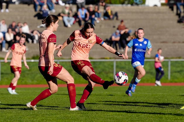 Schweiz: AXA Women s Super League 2025 26, FC Luzern vs BSC YB Frauen - Hubelmatt, Luzern: Malaurie Granges (13 YB Frauen) und Giulia Schlup (31 YB Frauen) Copyright: xKjetilxWaberx