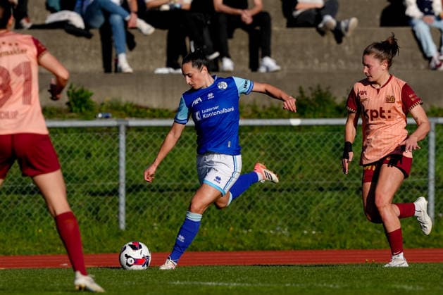 Schweiz: AXA Women s Super League 2025 26, FC Luzern vs BSC YB Frauen - Hubelmatt, Luzern: Cristina Carp (28 FCL) gegen Emilie Bernhardt (25 YB Frauen) Copyright: xKjetilxWaberx