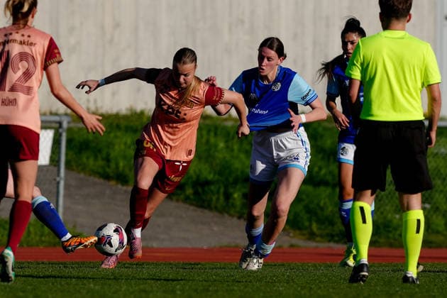 Schweiz: AXA Women s Super League 2025 26, FC Luzern vs BSC YB Frauen - Hubelmatt, Luzern: Lena Wälti - Lena Walti (3 FCL) und Michele Schnider (6 FCL) gegen Maja Jelcic (99 YB Frauen) Copyright: xKjetilxWaberx
