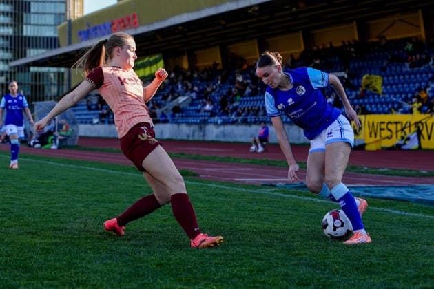 Schweiz: AXA Women s Super League 2025 26, FC Luzern vs BSC YB Frauen - Hubelmatt, Luzern: Gentiana Fetaj (9 FCL) gegen Noa Linn Münger - Noa Linn Munger (8 YB Frauen) Copyright: xKjetilxWaberx