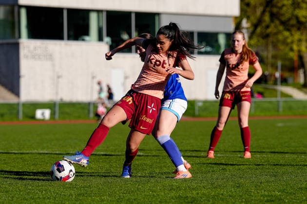 Schweiz: AXA Women s Super League 2025 26, FC Luzern vs BSC YB Frauen - Hubelmatt, Luzern: Laura Frey (26 YB Frauen) gegen Ramona Schallberger (36 FC Luzern) Copyright: xKjetilxWaberx