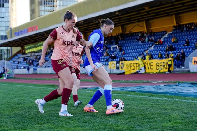 Schweiz: AXA Women s Super League 2025 26, FC Luzern vs BSC YB Frauen - Hubelmatt, Luzern: Gentiana Fetaj (9 FCL) gegen Maria Jimenez Gutierrez (4 YB Frauen) Copyright: xKjetilxWaberx
