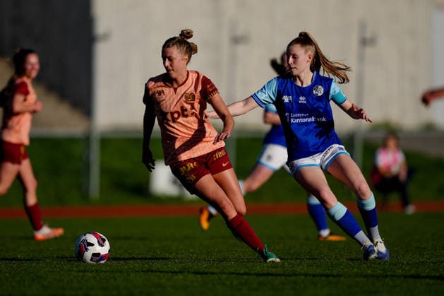 Schweiz: AXA Women s Super League 2025 26, FC Luzern vs BSC YB Frauen - Hubelmatt, Luzern: Athena Marie Kuehn (12 YB Frauen) gegen Mia Knapp (4 FC Luzern) Copyright: xKjetilxWaberx