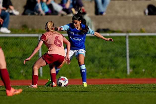 Schweiz: AXA Women s Super League 2025 26, FC Luzern vs BSC YB Frauen - Hubelmatt, Luzern: Michele Schnider (6 FCL) gegen Andrea Schenk (6 YB Frauen) Copyright: xKjetilxWaberx