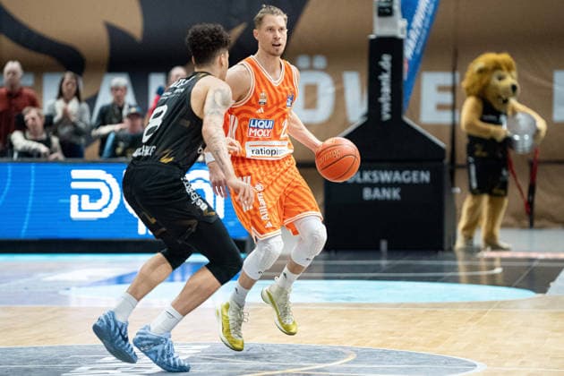 Thomas Klepeisz (Nr. 22 ratiopharm Ulm) gegen Joshua Obiesie (Nr. 8 Basketball Loewen Braunschweig) GER, Basketball Loewen Braunschweig gegen ratiopharm Ulm, Basketball, easyCredit BBL, Woche 28, Spielzeit 2025 26, 04.04.2026 GER, Basketball Loewen Braunschweig gegen ratiopharm Ulm, Basketball, easyCredit BBL, Woche 28, Spielzeit 2025 26, 04.04.2026 Braunschweig Copyright: xEibner-Pressefoto DanielxREINELTx EP_DRT