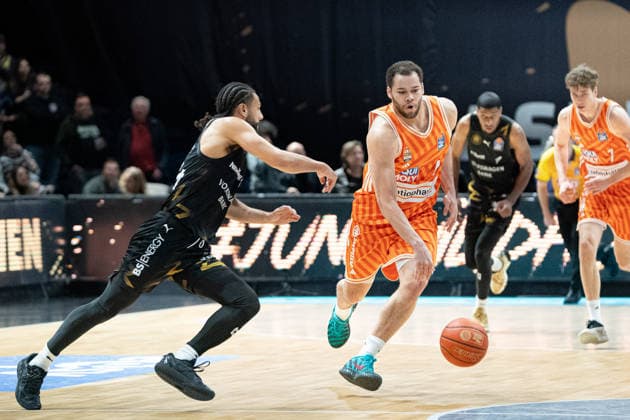 Christopher Ledlum (Nr. 4 ratiopharm Ulm) gegen Kaza Kajami-Keane (Nr. 24 Basketball Loewen Braunschweig) GER, Basketball Loewen Braunschweig gegen ratiopharm Ulm, Basketball, easyCredit BBL, Woche 28, Spielzeit 2025 26, 04.04.2026 GER, Basketball Loewen Braunschweig gegen ratiopharm Ulm, Basketball, easyCredit BBL, Woche 28, Spielzeit 2025 26, 04.04.2026 Braunschweig Copyright: xEibner-Pressefoto DanielxREINELTx EP_DRT