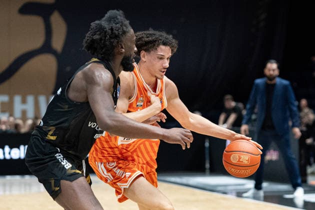 Alec Anigbata (Nr. 21 ratiopharm Ulm) gegen Oluwasimisola Shittu (Nr. 45 Basketball Loewen Braunschweig) GER, Basketball Loewen Braunschweig gegen ratiopharm Ulm, Basketball, easyCredit BBL, Woche 28, Spielzeit 2025 26, 04.04.2026 GER, Basketball Loewen Braunschweig gegen ratiopharm Ulm, Basketball, easyCredit BBL, Woche 28, Spielzeit 2025 26, 04.04.2026 Braunschweig Copyright: xEibner-Pressefoto DanielxREINELTx EP_DRT