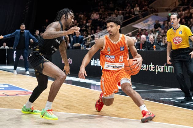Mark Smith (Nr. 13 ratiopharm Ulm) gegen Jushua Hawley (Nr. 3 Basketball Loewen Braunschweig) GER, Basketball Loewen Braunschweig gegen ratiopharm Ulm, Basketball, easyCredit BBL, Woche 28, Spielzeit 2025 26, 04.04.2026 GER, Basketball Loewen Braunschweig gegen ratiopharm Ulm, Basketball, easyCredit BBL, Woche 28, Spielzeit 2025 26, 04.04.2026 Braunschweig Copyright: xEibner-Pressefoto DanielxREINELTx EP_DRT