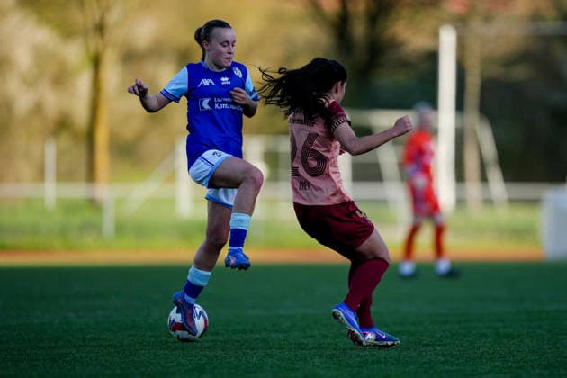 Schweiz: AXA Women s Super League 2025 26, FC Luzern vs BSC YB Frauen - Hubelmatt, Luzern: Fiona Sperlich (22 FCL) gegen Laura Frey (26 YB Frauen) Copyright: xKjetilxWaberx