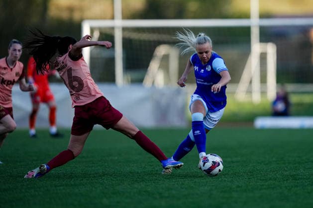 Schweiz: AXA Women s Super League 2025 26, FC Luzern vs BSC YB Frauen - Hubelmatt, Luzern: Jennie Marie Egeriis (17 FCL) gegen Laura Frey (26 YB Frauen) Copyright: xKjetilxWaberx