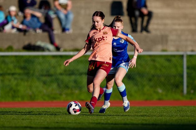 Schweiz: AXA Women s Super League 2025 26, FC Luzern vs BSC YB Frauen - Hubelmatt, Luzern: Emilie De Maddalena (15 YB Frauen) gegen Mia Knapp (4 FC Luzern) Copyright: xKjetilxWaberx