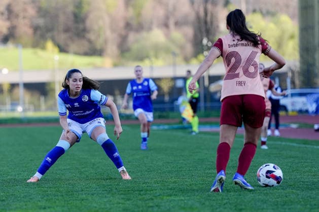Schweiz: AXA Women s Super League 2025 26, FC Luzern vs BSC YB Frauen - Hubelmatt, Luzern: Melissa Rondalli (21 FCL) gegen Laura Frey (26 YB Frauen) Copyright: xKjetilxWaberx