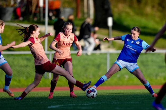 Schweiz: AXA Women s Super League 2025 26, FC Luzern vs BSC YB Frauen - Hubelmatt, Luzern: Gentiana Fetaj (9 FCL) gegen Noa Linn Münger - Noa Linn Munger (8 YB Frauen) und Emilie De Maddalena (15 YB Frauen) Copyright: xKjetilxWaberx