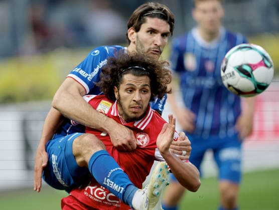 SOCCER - BL, GAK vs Linz GRAZ,AUSTRIA,04.APR.26 - SOCCER - ADMIRAL Bundesliga, qualification group, Grazer AK 1902 vs FC Blau Weiss Linz. Image shows Alem Pasic (Linz) and Ramiz Harakate (GAK).  GEPAxpictures xHansxOberlaender