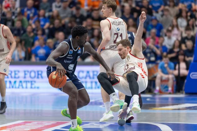 Khyri Thomas (MBC, 0), Andreas Obst (FCBB, 13), Syntainics MBC vs. FC Bayern Muenchen Basketball, Basketball, 1. Bundesliga, Maenner, 28. Spieltag, Saison 2025 26, 04.04.2026. Weißenfels Stadthalle Sachsen-Anhalt Deutschland